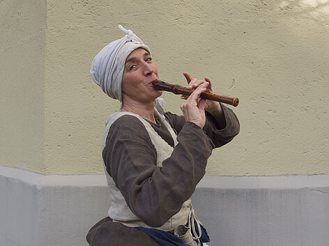 Eine Schauspielerin spielt Flöte