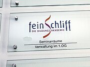 Türschild Feinschliff die Bildungsakademie Logo