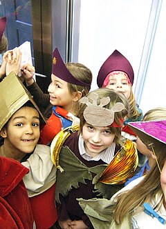 Verkleidete Kinder fahren Aufzug
