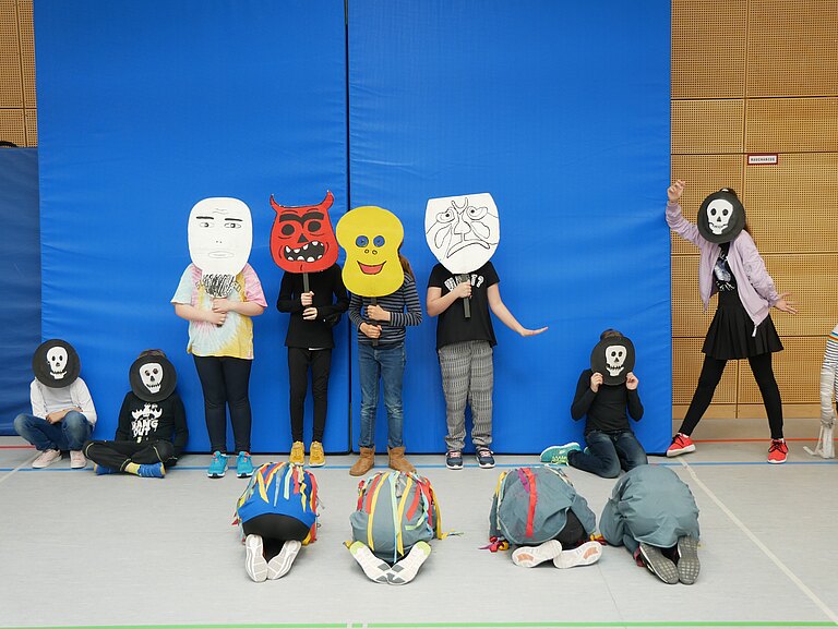 Schüler*innen einer vierten Klasse nehmen am Workshop "Maskenspiel" des Zirkels für kulturelle Bildung e.V. teil.