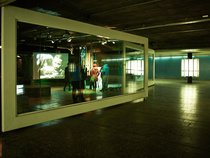Ausstellung im Maximiliansforum mit Videoinstallationen und Raumteilern aus Glas mit weißem Rahmen