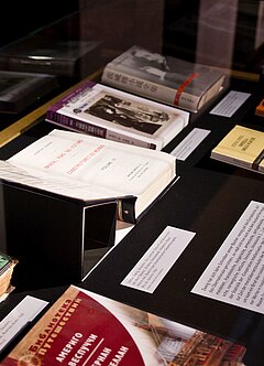 Vitrine mit Büchern bei einer Ausstellung