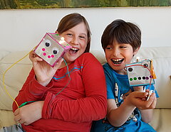 Kinder mit einem selbstgebauten Roboter, nach einem Forscherwebinar