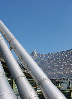 schräg gestellte Pylonen, die das Zeltdach des Olympiadachs halten, Blick von unten