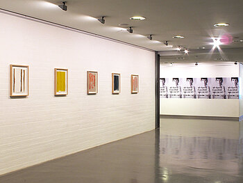 Eine Galerie mit hängenden Bildern