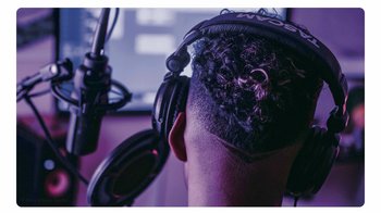 Eine Person steht vor einem professionellen Mikrophon, man sieht von ihr nur den Kopf von hinten. Das Foto ist in ein Werbeplakat eingebunden, das für "Beats und Recording Lab @ HP8" wirbt.