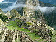 Machu Picchu eine von den Inka gegründete Stadt hoch in den peruanischen Anden über dem Tal des Río Urubamba.