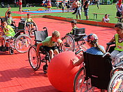 Eine Gruppe Kinder in Rollstühlen spielt Fussball