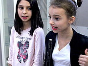 Zwei Mädchen schauspielern