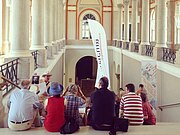 Teilnehmer sitzen auf der Treppe der Staatsbibliothek