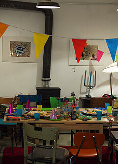 Ein Tisch ist eingerichtet für einen Kindergeburtstag im Atelier