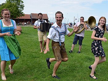 Eine Gruppe Erwachsener tanzt einen traditionell bayrischen Tanz