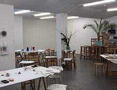 Im großen Atelier stehen Tische für die Teilnehmer*innen für den Kurs Japanische Tuschmalerei