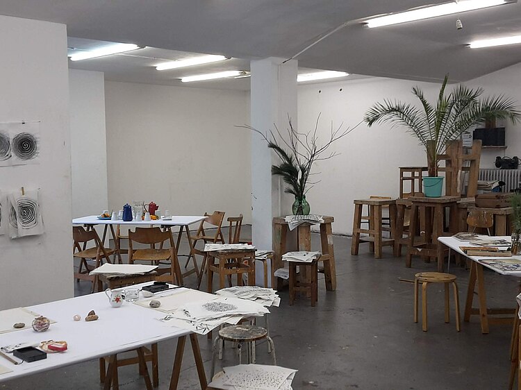 Im großen Atelier stehen Tische für die Teilnehmer*innen für den Kurs Japanische Tuschmalerei