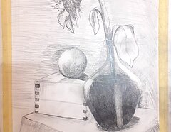 Eine Graphit Zeichnung in Hochformat. Auf der Zeichnung ist ein Stillleben zu erkennen: ein rechteckiger Gegenstand ist im Vordergrund. Auf dem Kasten liegt ein kugeliges Objekt. Eine Vase mit Blumen steht hinter dem Objekt. 