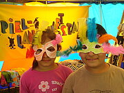 Kinder tragen Masken mit Federn