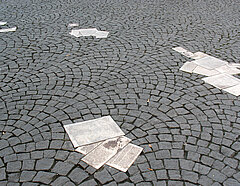 Teile der Flugblätter der Weißen Rose, die als Denkmal auf Boden vor der Universität eingelassen sind.