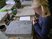 Ein kleines Mädchen halt ein Seepferdchen auf eine Platte gemalt