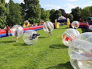 Eine Gruppe Kinder spielt Bubblefussball