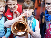 Mädchen spielt Trompete