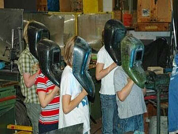 Gruppe Kinder mit Schweißermasken