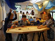 Kinder spielen Brettspiele im Spielhaus Westkreuz