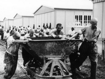 Schwarz-weiß Fotografie von Zwangsarbeit im Konzentrationslager Dachau im Jahr 1938