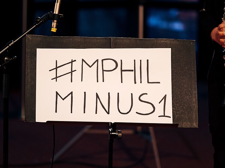 Schild mit der Aufschrift MPHILMINUS