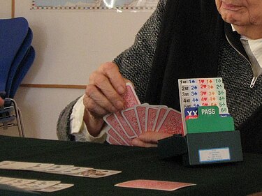 Ein Spieler sortiert seine Karten