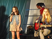 Jugendliche musizieren gemeinsam auf der Bühne