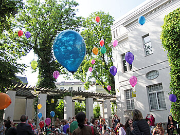 Die Villa Stuck von außen mit Luftballons
