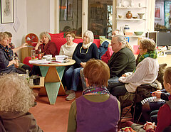 Senioren sitzen in einem Kreis und kommunizieren