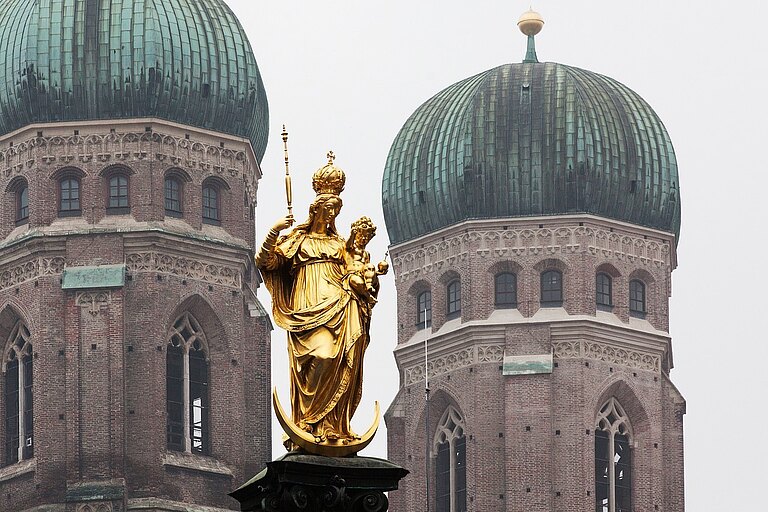 Frauenkirchentürme und goldene Maria-Figur  