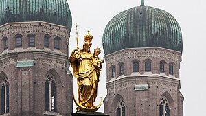 Frauenkirchentürme und goldene Maria-Figur