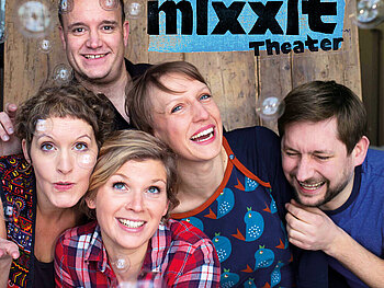 Gruppenfoto des Mixxit Theater Teams 2019 aus zwei Männern und drei Frauen