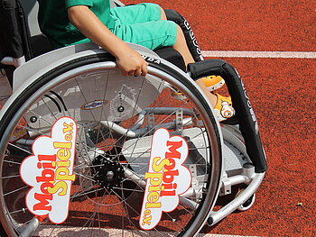 Ein Junge sitzt in einem Rollstuhl