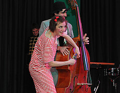 Zwei Schauspieler spielen mit einem Cello
