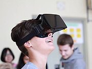 Junge sieht die Welt durch eine Virtual Reality Brille