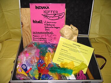 Indiakaspielkoffer mit bunten Federn und Bastelmaterial