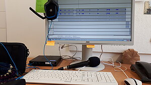 Ein Computer steht bereit für Tonaufnahmen.