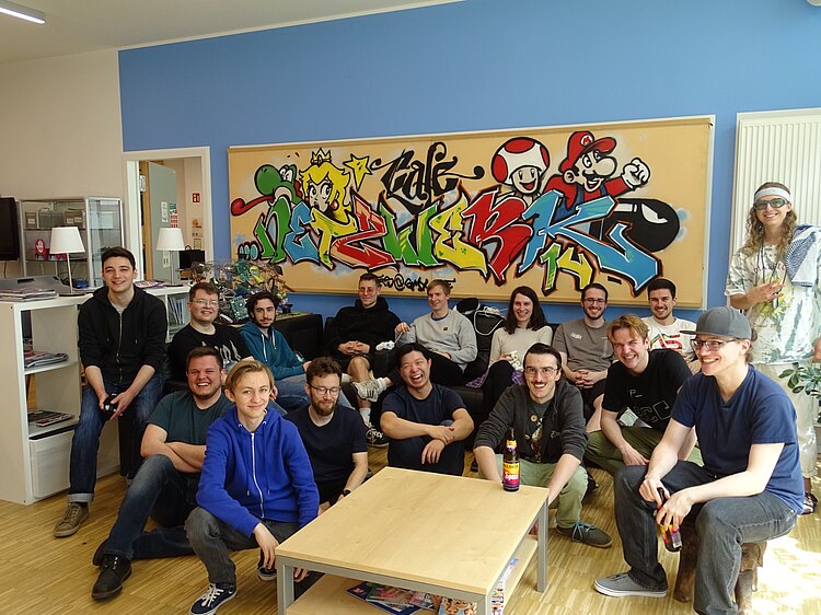 Die Gruppe der Teilnehmer eines Turniers stehen vor dem Graffity im Digital Modul