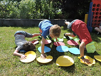 Kinder spielen im Freien auf der Wiese