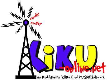 Ein Sendemast, daneben das Wort "KiKu" in abwechselnd lila und gelben Buchstaben und das Wort "-online in roter Schrift; darunter steht ganz klein "Eine Produktion von Echo e.V. und SPIELkultur e.V."