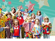 Eine Gruppe von Kindern, die als Clowns und andere Zirkusartisten verkleidet sind, zieht Grimassen. Die Kinder sind vor einem grafisch gestalteten Hintergrund mit Sternen platziert.