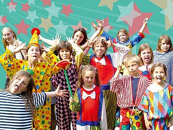 Eine Gruppe von Kindern, die als Clowns und andere Zirkusartisten verkleidet sind, zieht Grimassen. Die Kinder sind vor einem grafisch gestalteten Hintergrund mit Sternen platziert.
