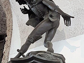 Bronzestatue eines Moriskentänzer vor dem Alten Rathaus