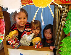 Kinder mit selbstgebauten Handpuppen