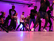 Eine Jugendtanzgruppe tanzt bei pinkem Licht