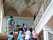 Kinder laufen im Münchner Künstlerhaus eine Mamortreppe hinauf