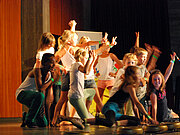 Mehrere Mädchen tanzen auf der Bühne im Rahmen des SingStar-Festivals